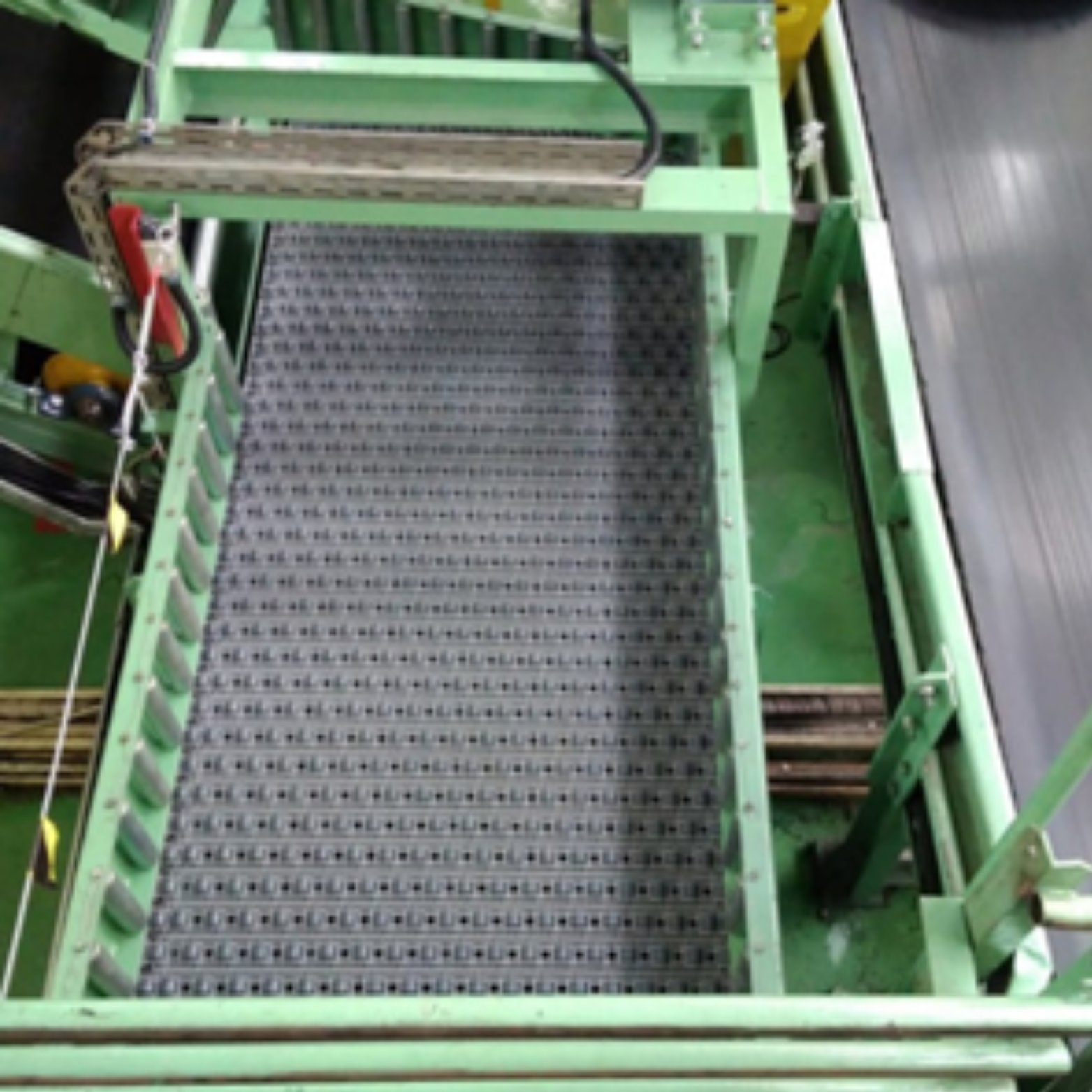 Pemasangan sistem konveyor otomatis untuk efisiensi produksi pabrik